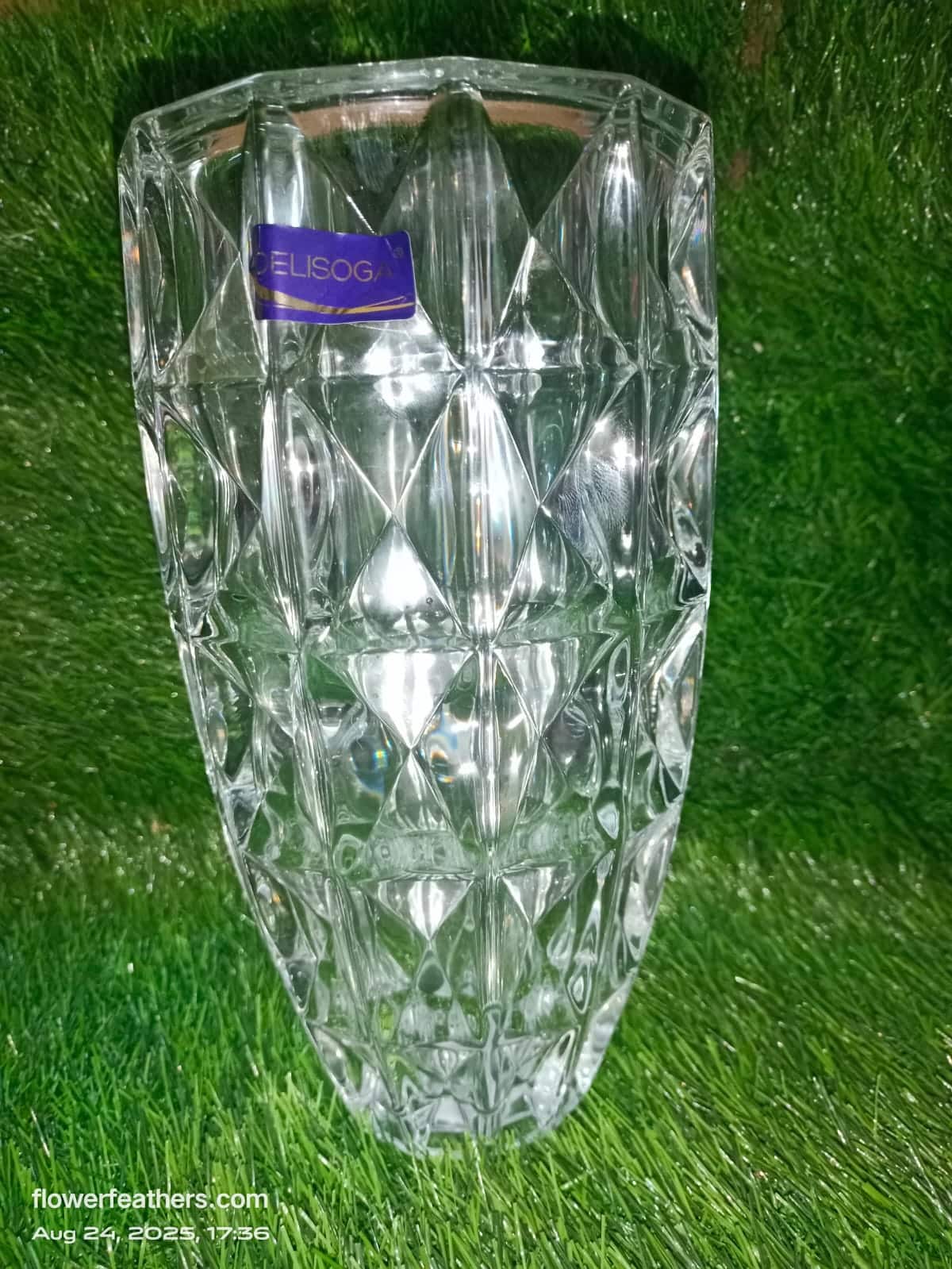 alt="Elegant crystal flower vase with diamond cut design for home decor"