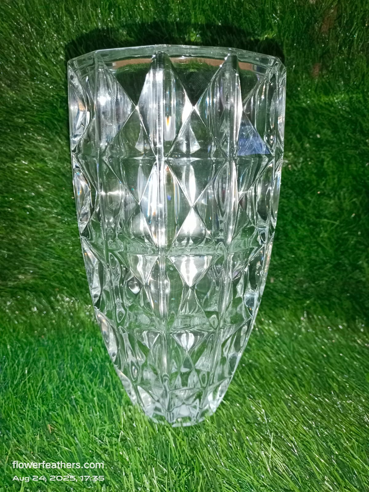 alt="Elegant crystal flower vase with diamond cut design for home decor"
