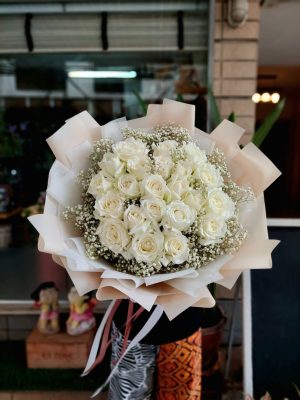 25 white roses