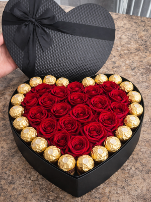 Luxurious-heart-shaped-gift-box-with-roses.